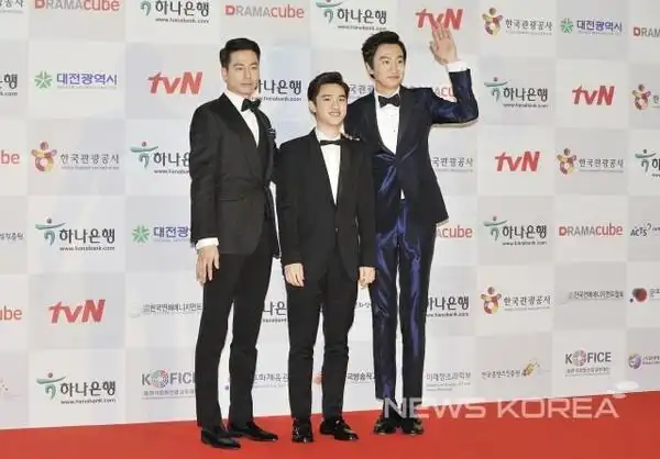 李光洙,d.o.身高差20cm超萌! 网笑:像爸爸带儿子