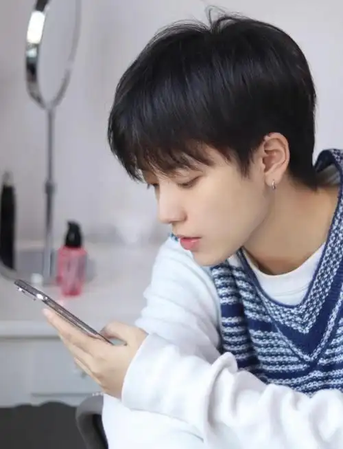 中性短发留了个女孩子都喜欢的发型