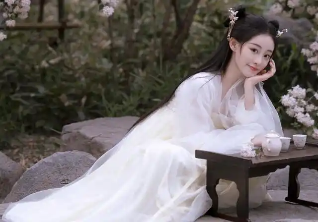 不过女演员自己拍的古风写真,造型倒是比古装剧好看很多.