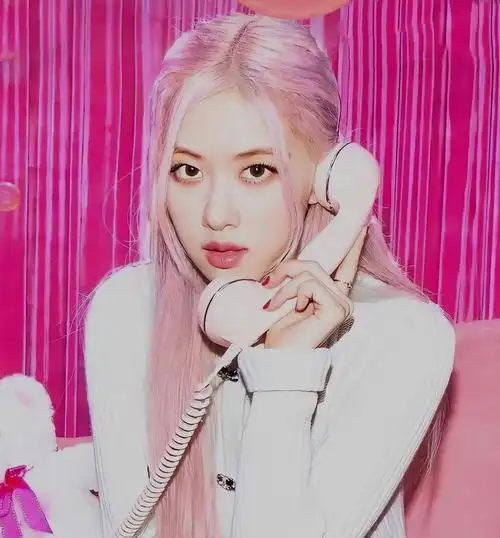 打破固有印象,/朴彩英没有不换发色,相反仅2020年就换了四次(新增过往