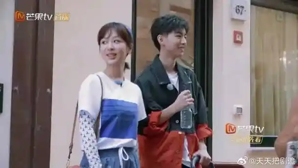 长身体扛不住饿?王俊凯杨紫拿工资喝咖啡