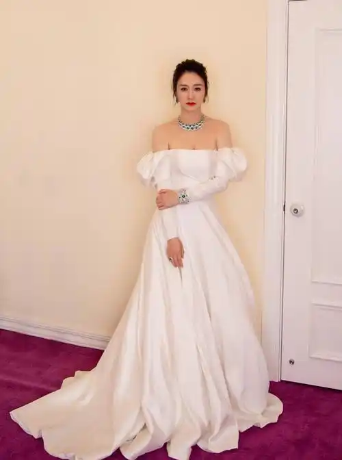 44岁李小冉低胸裙走红毯3d身材成全场焦点荧荧珠光太闪耀