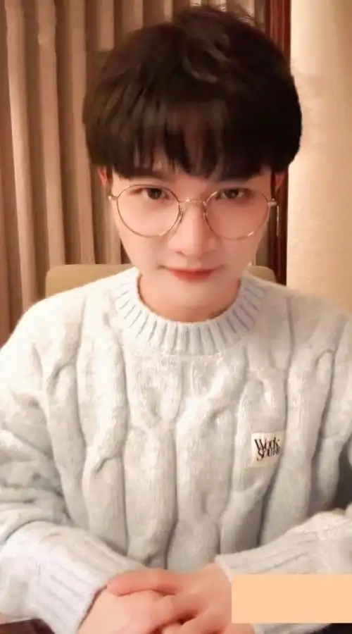 不移#[吃馕]#周深新歌浮光#饱饱你戴眼镜好萌萌awwwwwww@卡布叻_周深