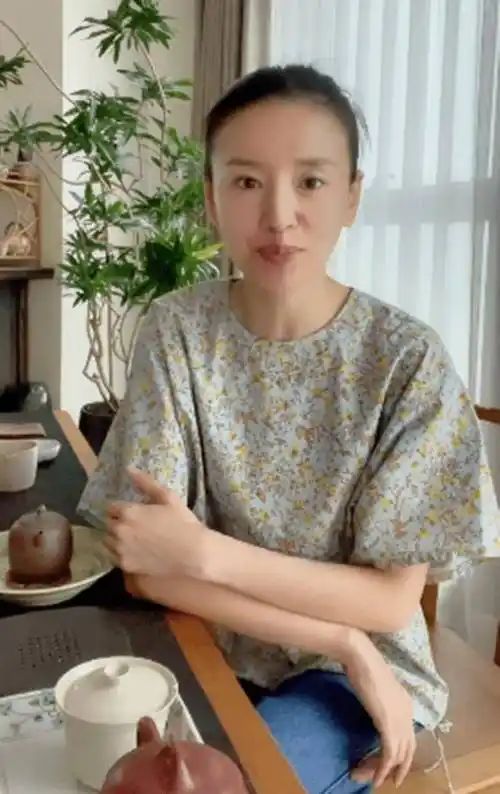 董洁素颜出镜皱纹干瘪,瘦削的身材青筋凸起,俨然一个老阿姨!