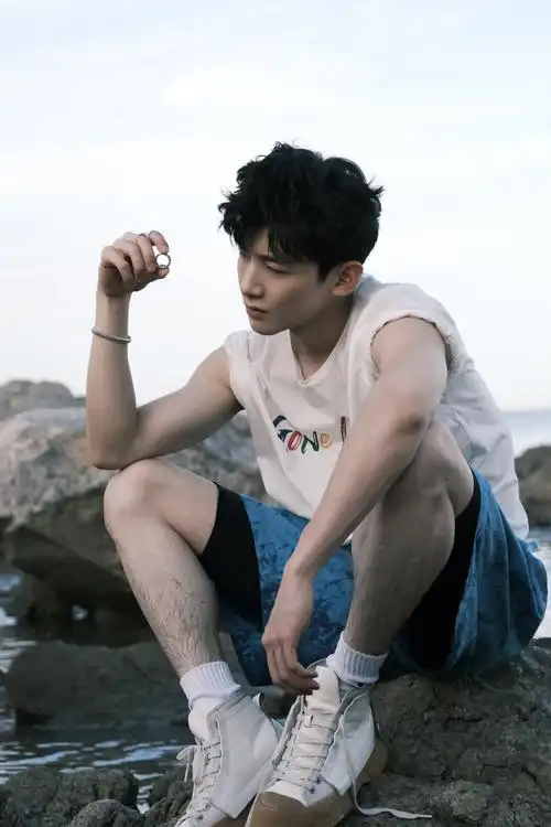 白敬亭微博写真图片