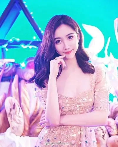 dhv品牌创始人,快手网红"月亮姐姐"张馨月个人海报