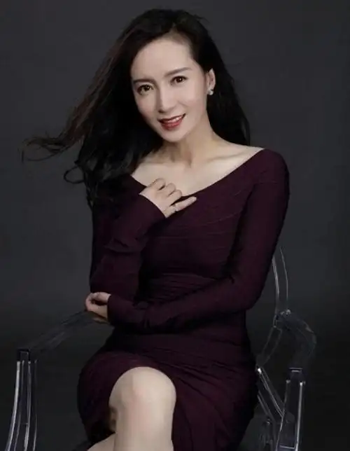 胡小庭,一个普通家庭的女孩,1978年出生在吉林.