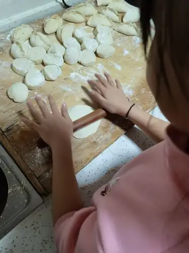17号蒋沛彤擀饺子皮