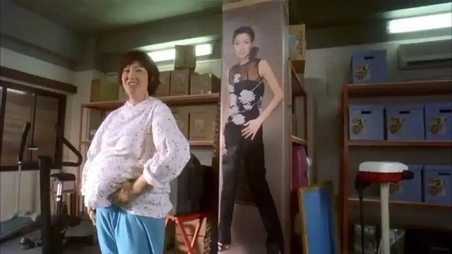 有一场戏,一帮在日本混的中国胖子在酒楼商量怎么帮郑秀文减肥,大家用