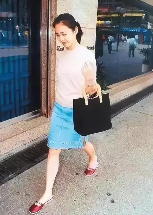 回顾豪门千金朱丽倩携亿万身家嫁给刘德华46岁高龄产子今怎样了