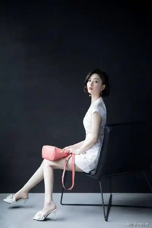 佟丽娅穿上一条时髦的白色钻石连衣裙,既优雅浪漫,又充满着贵气感-爱