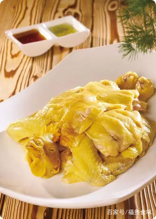正宗粤菜白斩鸡的做法,皮黄肉白,肉质鲜嫩,吃起来别有风味!