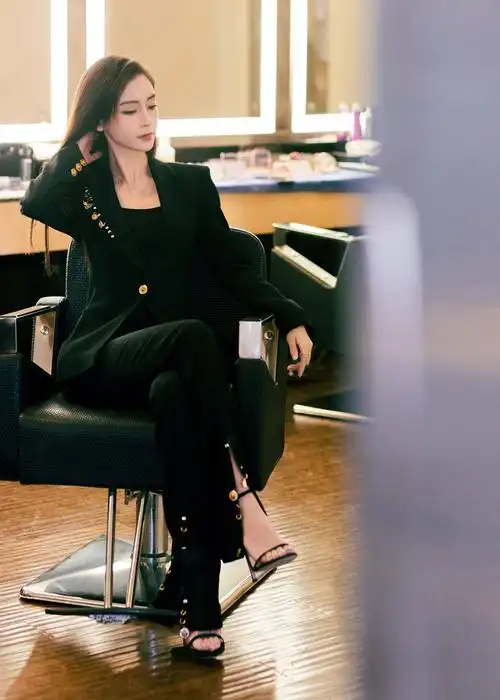 原创杨颖初秋毛衣穿搭示范白色蕾丝内衣搭配流苏毛衣女人味十足