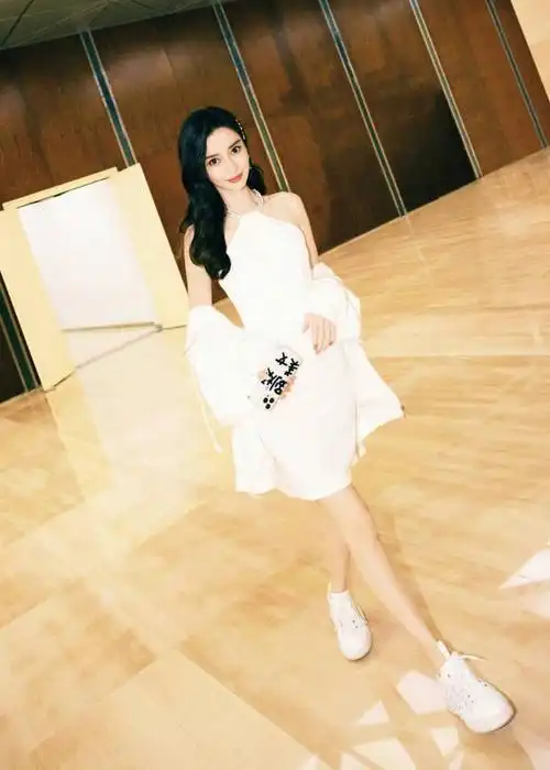 杨颖出席活动大秀美肩,angelababy"一字肩"礼服裙造型
