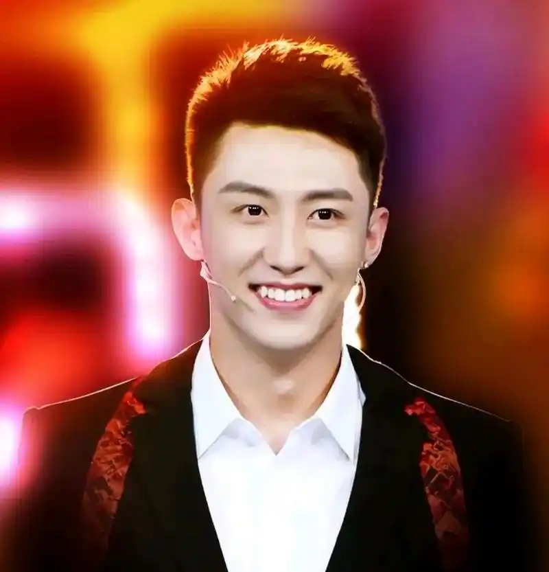 演员黄景瑜说:"我长着两颗虎牙,那年,我刚进演艺圈,有个公司想签约我