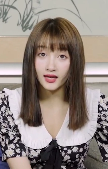 关晓彤齐刘海被说丑后,立马换成空气刘海,效果却让人一言难尽!