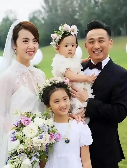 回顾黄磊一家全体塌房完美人设遮羞布被撕开女儿竟是提线木偶