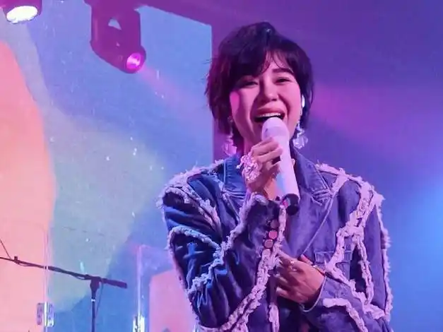 郁可唯演唱会舞台激光损坏观众相机,场馆方回应了