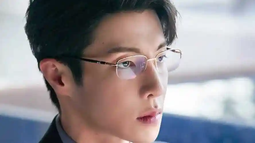 高瀚宇戴上金丝边眼镜,就是斯文败类本类了!