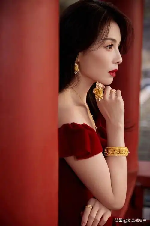 刘涛身穿红色紧身裙