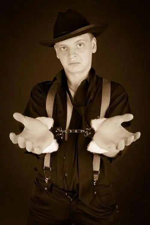 匪徒的仿古照片,歹徒戴着手铐的仿古照片