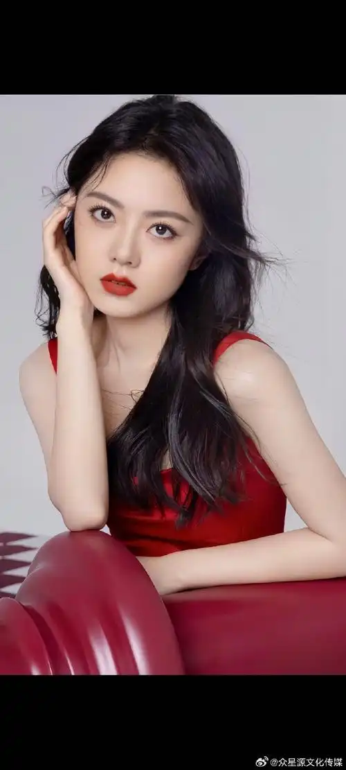 赵今麦是一位中国内地的年轻女演员,以其清新自然的外貌和多才多艺的