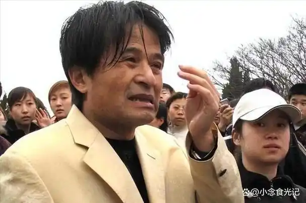 毕姥爷罕见露面酒桌上满脸疲态老相尽显不敢喝酒只喝果汁