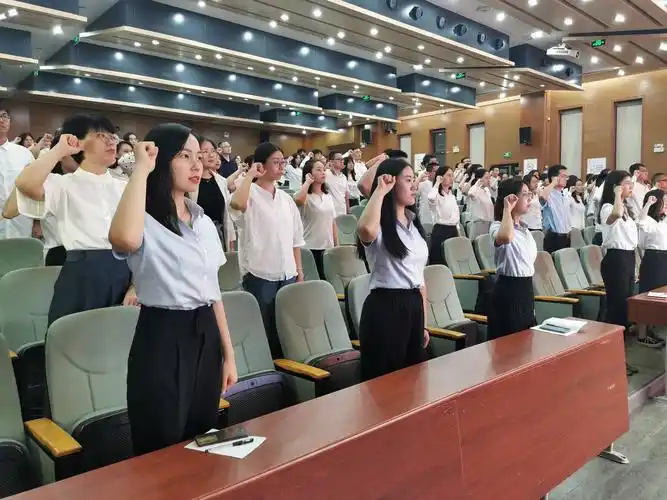 入行第一课争做人民满意的好老师300名年轻教师宣誓