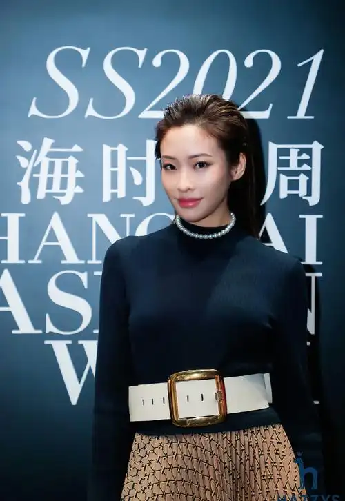 简介:袁咏琳上海时装周性感图片,分享一组袁咏琳图片给大家,图中的