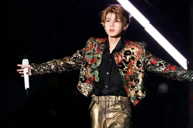 与王源十年璀璨共往##王源放下话筒之后还在唱#热情拥抱每一个舞