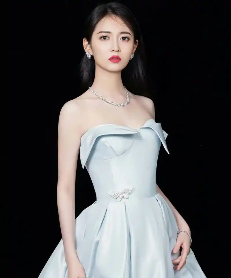 陈钰琪抹胸蓝色长裙,冷艳妩媚!