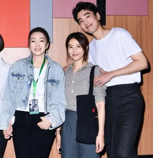 巩俐赵又廷吻戏放映高圆圆淡妆低调亮相三人的合照很养眼