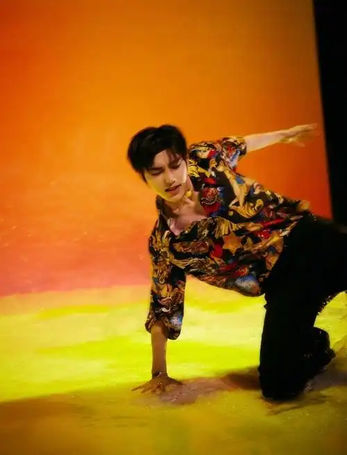 蔡徐坤情人发行四周年##蔡徐坤范思哲全球品牌代言人