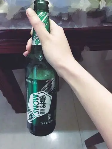 干了这瓶酒,往事不回头.