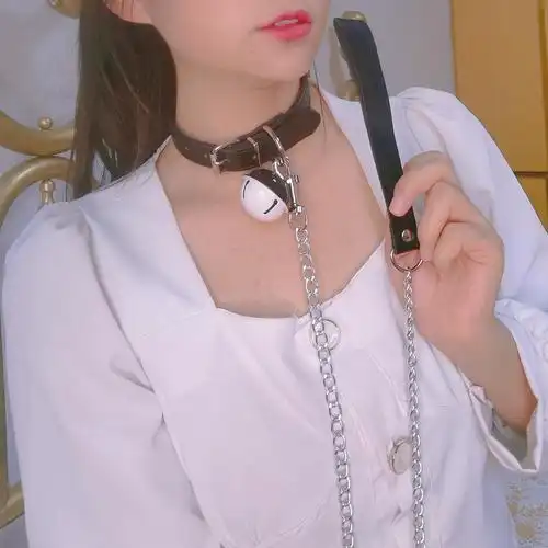 项圈质量不错～皮质的摸着手感挺不错的～戴上很性感,也好看,链子的
