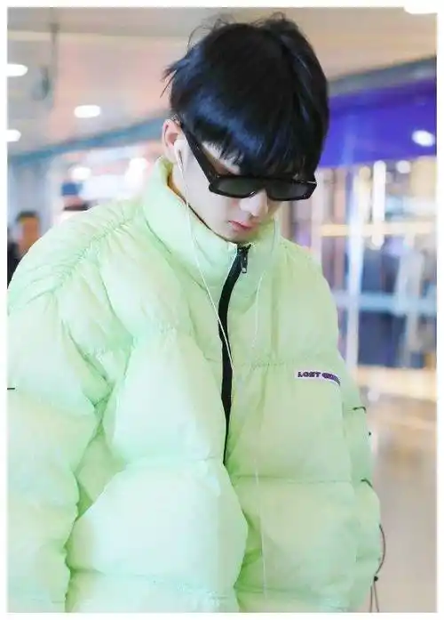 作为流行偶像,周震南对服装搭配也非常讲究,很有自己