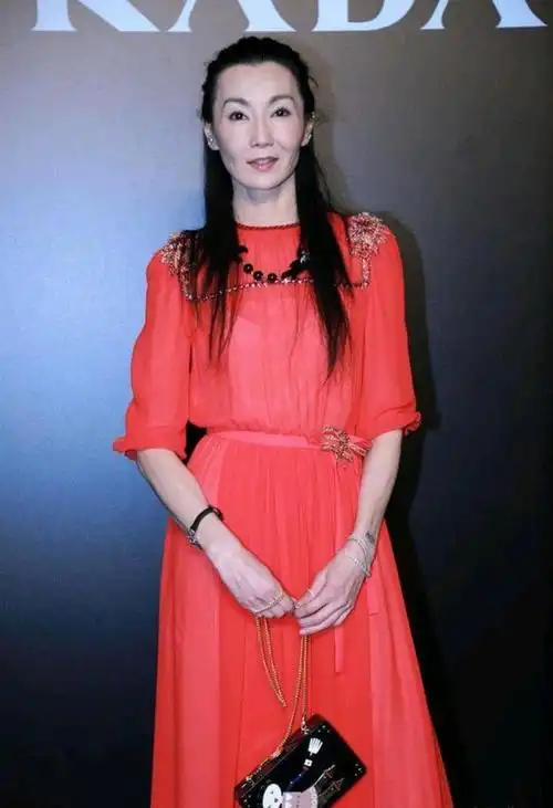 59岁张曼玉近照显老一袭红色连衣裙搭半丸子发型巨星气场依旧