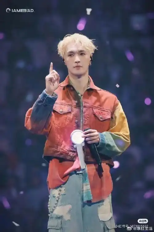 陈楚生和张艺兴的彩虹牛仔外套就是潮流的证明!