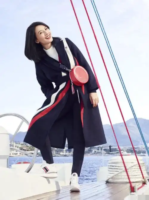 高圆圆扎丸子头穿西装裙拍广告,当妈后气质更