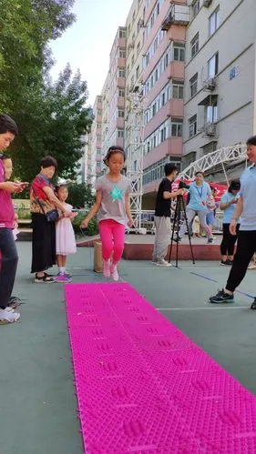 之三  指压板跳绳!   仔细看!认真看!我认为跳完这下,她就坏了!