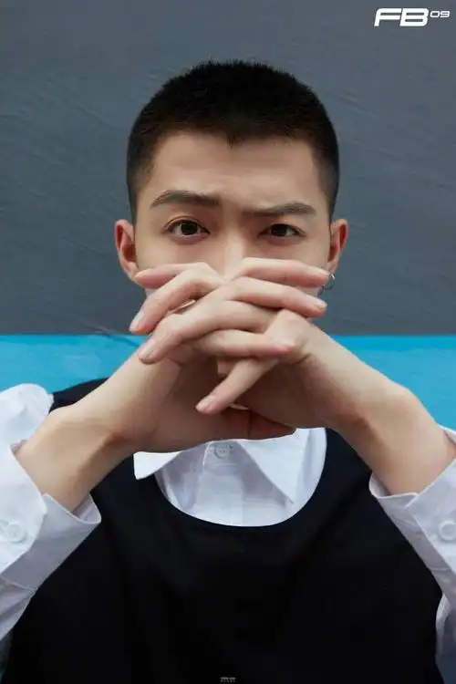 张铭恩寸头造型释放型男魅力坚持内心野蛮生长展现别样自我