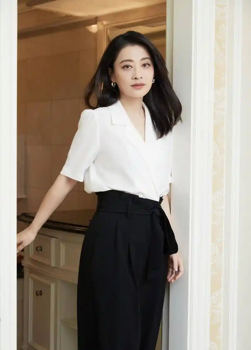 46岁的梅婷身材和气质超赞,穿薄纱外套搭配包臀半身裙,高贵典雅_时尚