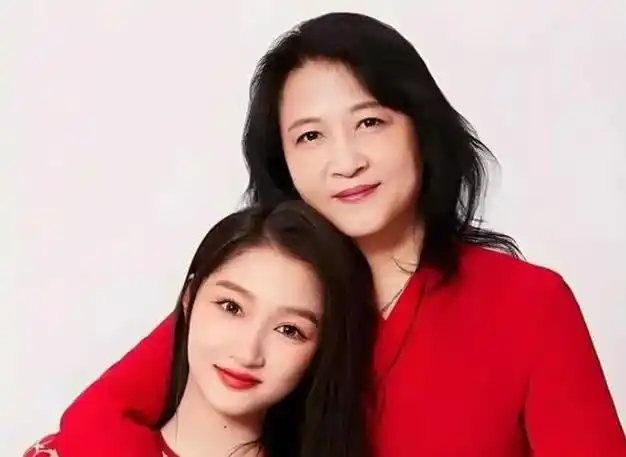 原来她就是关晓彤的母亲,怪不得她能红透大江南北|演员|鹿晗|李君|小