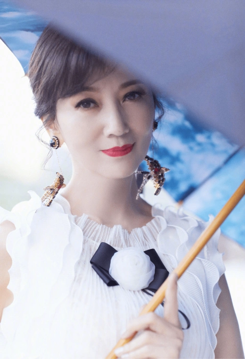 赵雅芝近照仙气飘飘好状态完全看不出67岁了不愧是冻龄女神