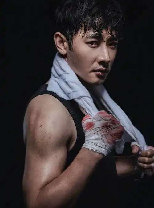 罗晋身穿黑色背心,头发微湿,绷带沁血,手臂肌肉被汗水渗透后更显坚实.