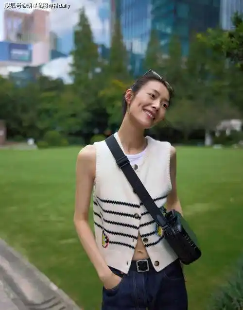 从刘雯的2套针织穿搭可以看出,秋季还是应该多准备极简针织衫!既可