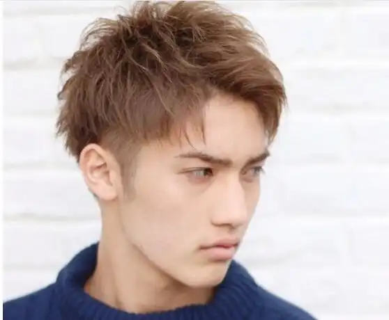 蓬松式的男生短发卷发发型 个性又洋气