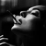 妩媚霸气的欧美黑白女生头像 端庄秀丽的西方抽烟女人