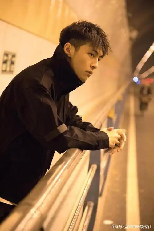 正装和运动装都很强悍的阳光帅哥,我看看谁又可以了?