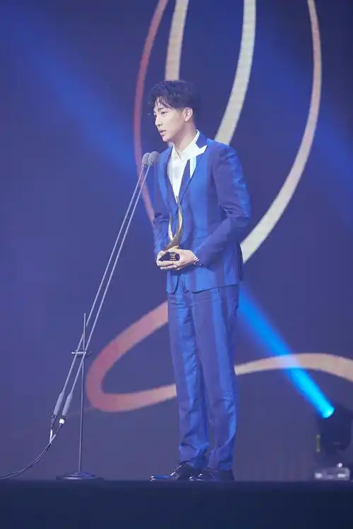 邹廷威现身牛耳奖盛典 彰显独特熟男魅力